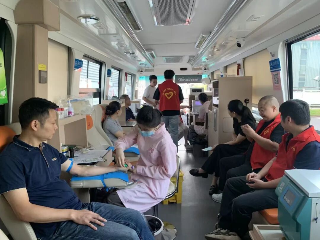 点滴热血，汇聚希望丨江西百新党支部组织开展无偿献血活动